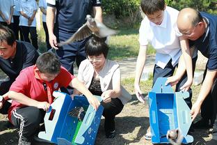 损友？卡拉格晒利物浦7-0曼联当天和内维尔合影，为后者庆生